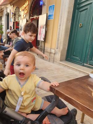 *Max, hunting*<br/>Mark: ¡Papa! ¡There's a **pigeon** under the table!