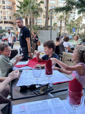 Max, Eric and Esther discuss the vintage of their apple juice.